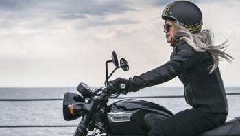 ผู้หญิงก็ขี่ได้! มอเตอร์ไซค์ไทรอัมพ์คลาสสิกสุดโดนสำหรับไบค์เกอร์สาว