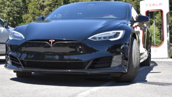 Tesla  เริมทะยอยอัพเดทเฟิมแวร์เวอร์ชั่นใหม่ในส่วนของ Autopilot รองรับการการขับขี่ด้วยตนเองเต็มรูปแบบ