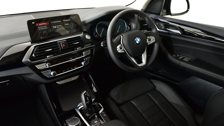 BMW X3 xDrive 20d xLine 2018 ให้ทุกการขับขี่ประทับใจด้วยพวงมาลัยแบบ 3 ก้าน ตกแต่งด้วยสีเงินสุดโฉบเฉี่ยว