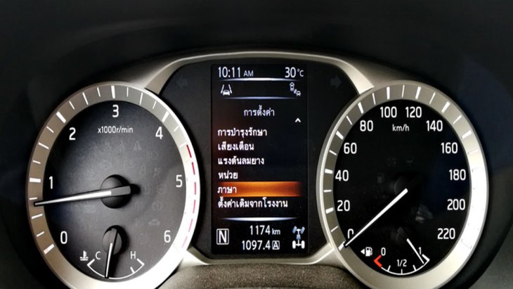 Nissan Terra ติดตั้งจอแสดงผลข้อมูลการขับขี่แบบ MID พร้อมด้วยมาตรวัดแบบเรืองแสงสามารถปรับตั้งค่าได้ 2 ภาษา ไทย และ อังกฤษ