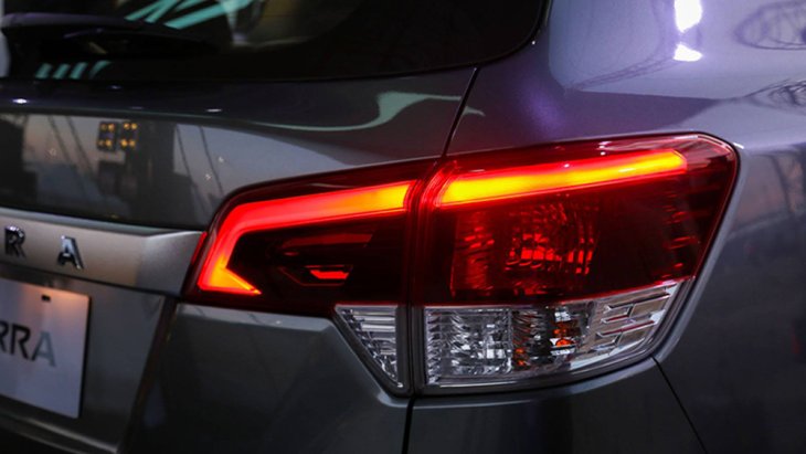 Nissan Terra ติดตั้งไฟหน้าแบบ LED พร้อมไฟส่องสว่างกลางวันแบบ LED Daytime Running Light