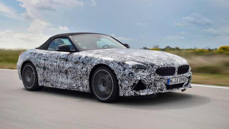 BMW Z4 2019 เป็นรถสปอร์ตที่มาพร้อมกับซอร์ฟเพลตเปิดประทุน เพื่อสัมผัสกับสายลมแห่งการขับขี่ได้ชัดเจนยิ่งขึ้น