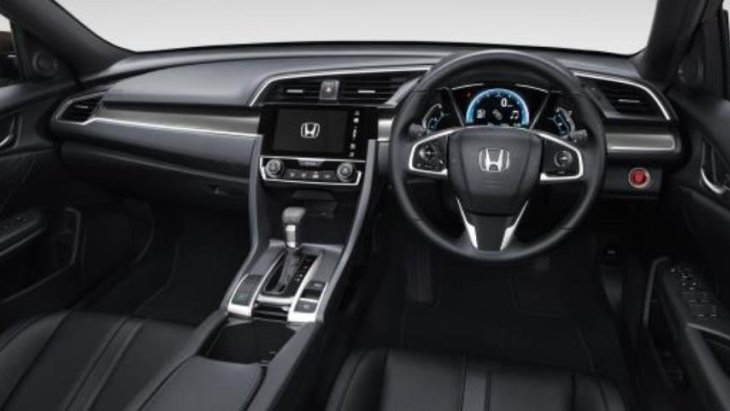 ภายในห้องโดยสารของ New Honda Civic Hatchback เป็นห้องโดยสารขนาด  5  ที่นั่ง กว้างขวาง เน้นโทนสีดำ เบาะหุ้มด้วยหนังแท้สลับกับหนังสังเคราะห์ 