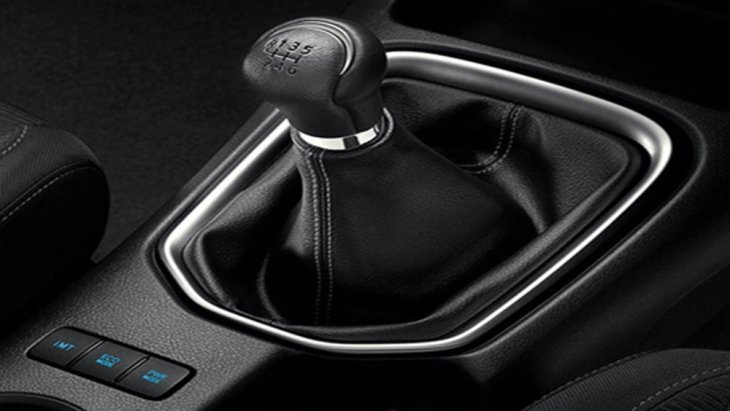 Toyota Hilux Revo Rocco ให้ความโดดเด่นด้วยหัวเกียร์หุ้มหนังตกแต่งด้วยสีดำเมทัลลิกที่ได้รับการติดตั้งระบบเกียร์อัตโนมัติ IMT 6 สปีด พร้อมระบบ Stop & Start และ สวิตซ์ปรับรูปแบบการขับขี่ (Drive Mode Switch)