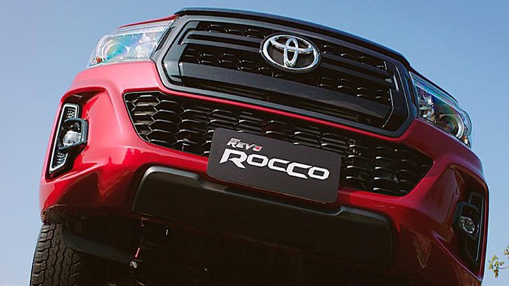 Toyota Hilux Revo Rocco ได้รับการติดตั้งกระจังหน้าสีทูโทนเทา-ดำเงา กันชนหน้าสีเดียวกับตัวรถ กระจกมองข้างสีดำเมทัลลิกปรับและพับด้วยไฟฟ้าพร้อมไฟเลี้ยวในตัว