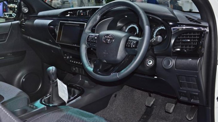 Toyota Hilux Revo Rocco อัดแน่นไปด้วยฟีเจอร์พื้นฐานภายในอย่างเต็มเหนี่ยวด้วยพวงมาลัยหุ้มหนังตกแต่งด้วยแถบสีดำเมทัลลิกปรับระดับได้ 4 ทิศทาง พร้อมสวิทช์ควบคุมเครื่องเสียง-หน้าจอ Mid บนพวงมาลัย