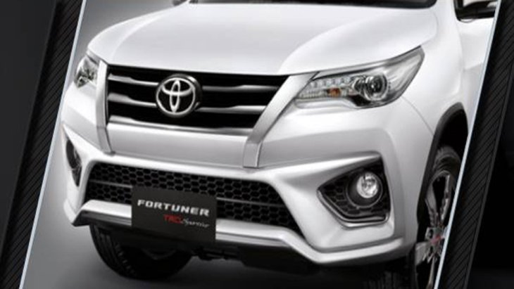 Toyota Fortuner 2018 ได้รับการติดตั้งกระจังหน้าสี Dark Chrome สุดโฉบเฉี่ยว พร้อมคิ้วขอบป้ายทะเบียนสี Dark Chrome 