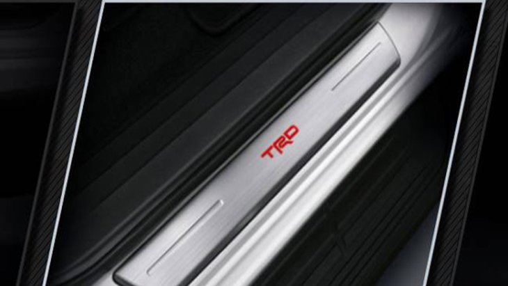 Toyota Fortuner 2018 เพิ่มความโฉบเฉี่ยวมากยิ่งขึ้นด้วยสคัฟเพลทพร้อมไฟเรืองแสงติดสัญลักษณ์ TRD