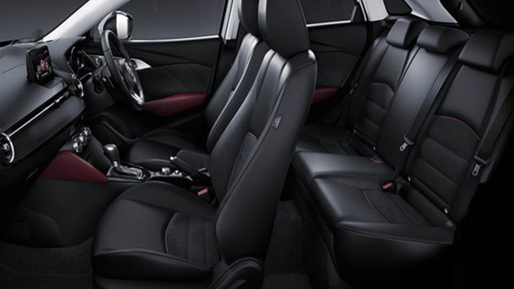 Mazda CX-3 2018 ให้ความโดดเด่นด้วยวัสดุหุ้มเบาะหนังสีดำ และ ผ้า Lux Suede สีดำแต่งด้วยด้ายสีแดง