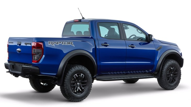 Ford Ranger Raptor เพิ่มทางเลือกเฉดสีตัวถังที่มีถึง 5 รูปแบบ ได้แก่ สีแดง Race Red , สีขาว Frozen White , สีฟ้า Lightning Blue , สีดำ Shadow Black และ เฉดสีทูโทนเทา Conquer Grey ตัดกับเทา Dyno Grey 