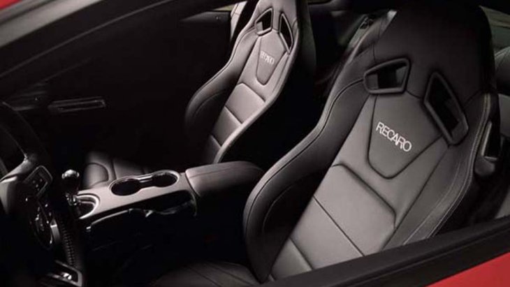 ภายใน Ford Mustang 2018  ได้รับการตกแต่งอย่างพิถีพิถันตามแบบฉบับรถสปอร์ตคาร์แห่งยุคพร้อมเพิ่มความพรีเมี่ยมมากยิ่งขึ้นด้วยเบาะนั่งหุ้มหนังจาก Recaro 