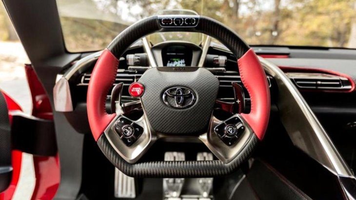 ดีไซน์ภายในของ Toyota Supra 2019 โดยเน้นไปที่เส้นสายสีแดงตัดกับดำ เพื่อเพิ่มความดุดันให้กับตัวรถ