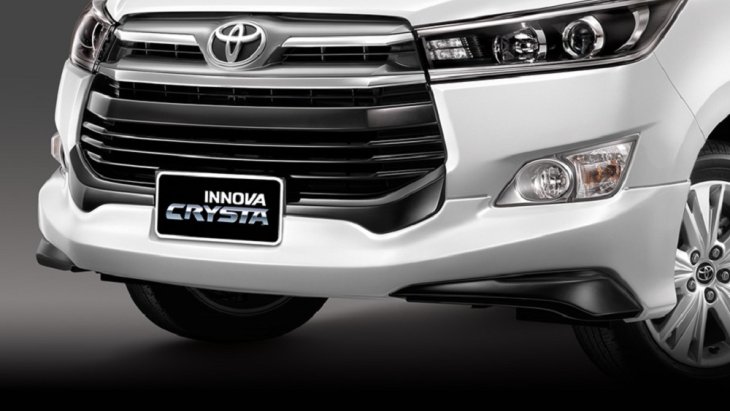 Toyota Innova Crysta 2018  สวยโดดเด่นด้วยกระจังหน้าโครเมียมพร้อมสเกิร์ตที่ดีไซน์ให้ทุกเส้นสายหรูหราดูโฉบเฉี่ยว