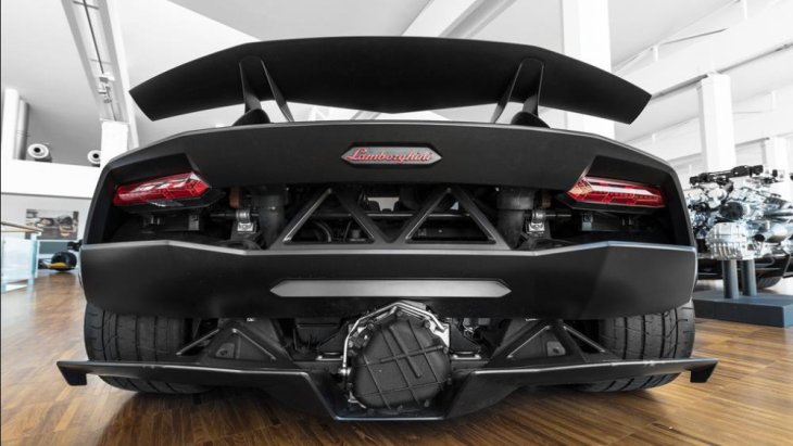 Lamborghini Sesto Elemento  มีจุดเด่นตรงที่ เป็นรถที่มีน้ำเบากว่ารถทั่ว ๆ ไป ด้วยน้ำหนักเพียง 999 กิโลกรัมเท่านั้น 