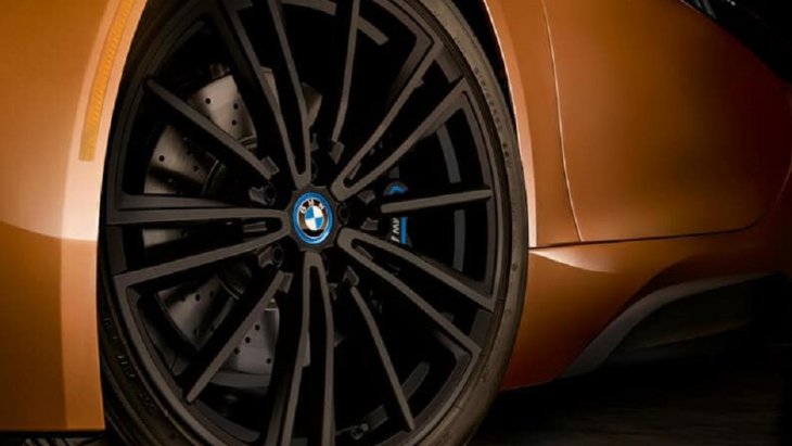 BMW i8 Roadster 2018 มาพร้อมกับล้ออัลลอยสไตล์สปอร์ตขนาด 20”  สี BMW i Light Alloy Radial-spoke Bi-color 