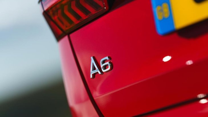สัญลักษณ์ A6 เพื่อบอกชื่อรุ่นของ Audi