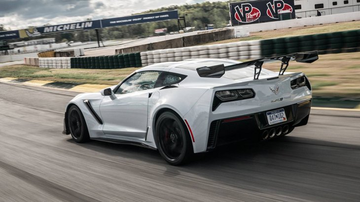 ทีมงานของ Corvette Blogger ซึ่งราคาของเจ้า “mid-engine Corvette C8” นั้นจะอยู่ที่พอๆ กับรถสปอร์ตสุดแรงแบรนด์อื่นๆ เช่น Corvette Stingray 2019, Stingray Z51 และ Grand Sport coupe Model 