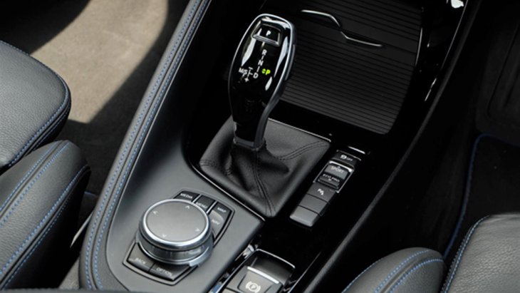 BMW X2 2019 ส่งกำลังด้วยระบบเกียร์อัตโนมัติ 7 สปีด พร้อม Steptronic Dual-clutch ที่ช่วยให้ผู้ขับขี่สามารถเปลี่ยนเกียร์ได้อย่างนุ่มนวลและไร้ซึ่งอาการกระตุก ติดตั้งปุ่มควบคุม iDrive ที่บริเวณคอนโซลเกียร์ 