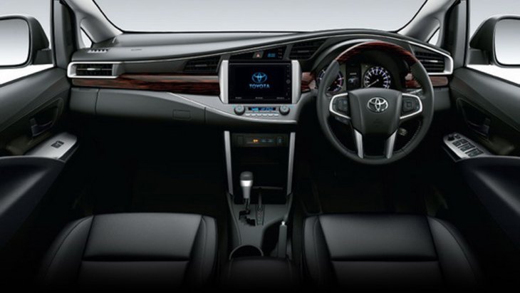 Toyota Innova Crysta มอบความประทับใจด้วยห้องโดยสารตกแต่งด้วยสีทูโทนดำ-เทา พร้อมเบาะนั่งหุ้มด้วยผ้าสีดำ คอนโซลหน้าตกแต่งด้วยสีดำพร้อมช่องเก็บของรักษาความเย็นแบบ Cool Box