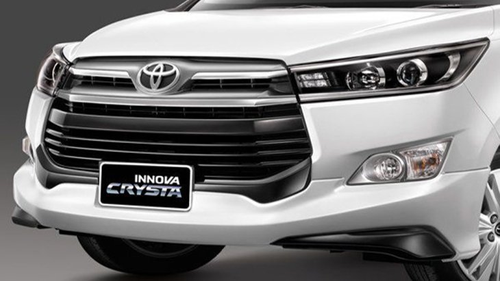 Toyota Innova Crysta ได้รับการดีไซน์ภายนอกสุดโฉบเฉี่ยวด้วยกระจังหน้าสีดำแบบ 2 ชั้น ตกแต่งด้วยแถบโครเมี่ยม 