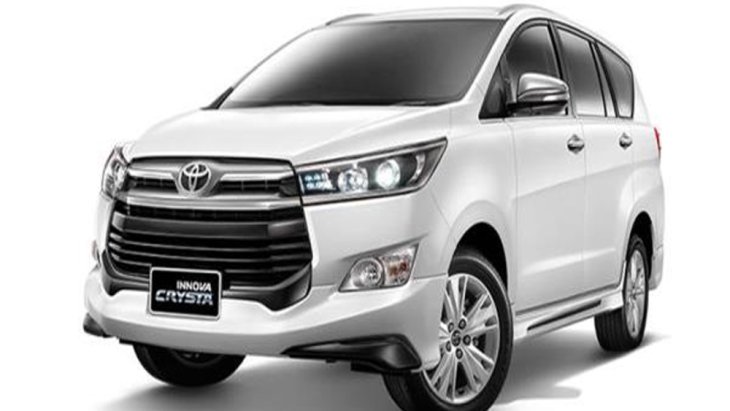 Toyota Innova Crysta เพิ่มทางเลือกรุ่นย่อยให้กับนักขับถึง 3 รุ่น ได้แก่ 2.0 E MT ราคา 1,129,000 บาท , 2.8 G AT ราคา 1,235,000 บาท และ 2.8 V AT ราคา 1,413,000 บาท 