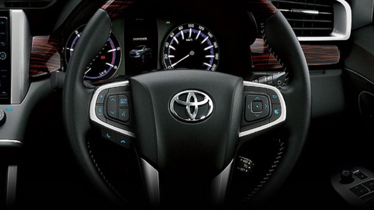 Toyota Innova Crysta ได้รับการติดตั้งพวงมาลัยมัลติฟังก์ชั่นแบบ 3 ก้าน พร้อมปุ่มควบคุมเครื่องเสียงรวมถึงหน้าจอแดชบอร์ดที่พวงมาลัย 