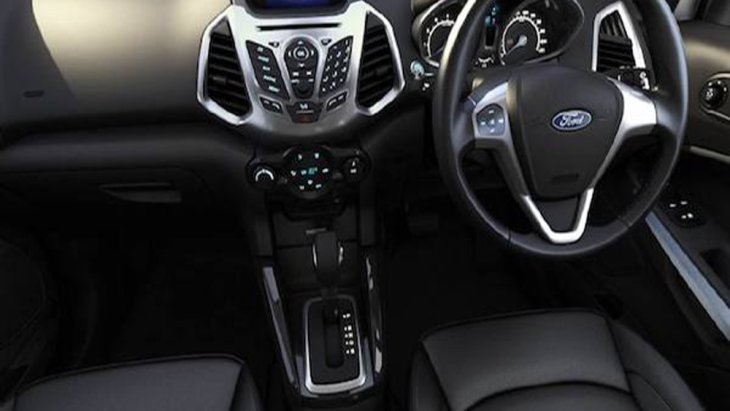 Ford Ecosport ได้รับการตกแต่งภายในอย่างประณีตด้วยโทนสีดำพร้อมมือจับประตูด้านในสีเงิน Silver Paint เพิ่มความสะดวกด้วยกระจกไฟฟ้าหน้า-หลัง พร้อมระบบเปิด-ปิดสัมผัสเดียวด้านคนขับ 