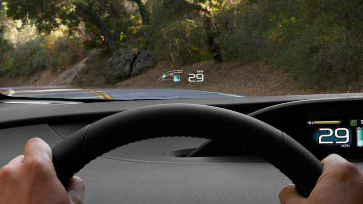 จอแสดงผล Head-Up Display (HUD) แสดงผลข้อมูลการขับขี่บนกระจกด้านหน้ารถ