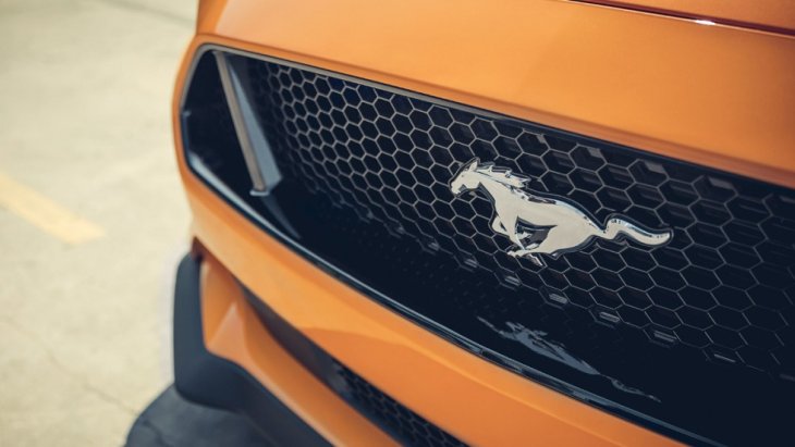 สัญลักษณ์ม้าป่า อันทรงพลัง บนกระจังหน้าทรงรังผึ้งขนาดใหญ่ที่บ่งบอกถึงความเป็นตัวตนและเอกลักษณ์เฉพาะตัวของ Ford Mustang BULLITT 2019