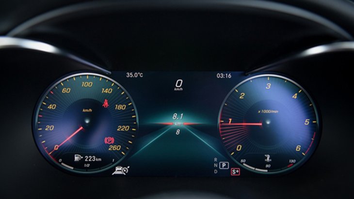 Mercedes Benz C-Class ได้รับการติดตั้งหน้าจอแสดงผลการขับขี่ขนาดใหญ่พร้อมมาตรวัดความเร็วและวัดรอบเครื่องยนต์แบบ All –Digital Instrument Display ขนาด 12.3 นิ้ว 