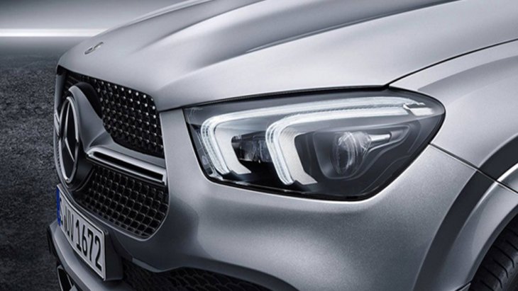 Mercedes-Benz GLE 2019 รถเอสยูวีรุ่นเรือธงจากเบนซ์ได้รับการติดตั้งไฟหน้าแบบ LED พร้อมไฟส่องสว่างสำหรับการขับขี่กลางวัน Daytime Running lights แบบคู่พร้อมระบบปรับไฟหน้าสูง-ต่ำอัตโนมัติ และ ฟังก์ชั่นไฟหน้าหักเหตามองศาการหักเลี้ยวของพวงมาลัย 