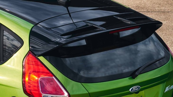 เสริมรูปลักษณ์แอโรไดนามิก และความเท่ สไตล์สปอร์ตให้กับ Ford Fiesta 2019 ด้วยสปอยเลอร์หลังที่ติดตั้งกับ ST-LINE  