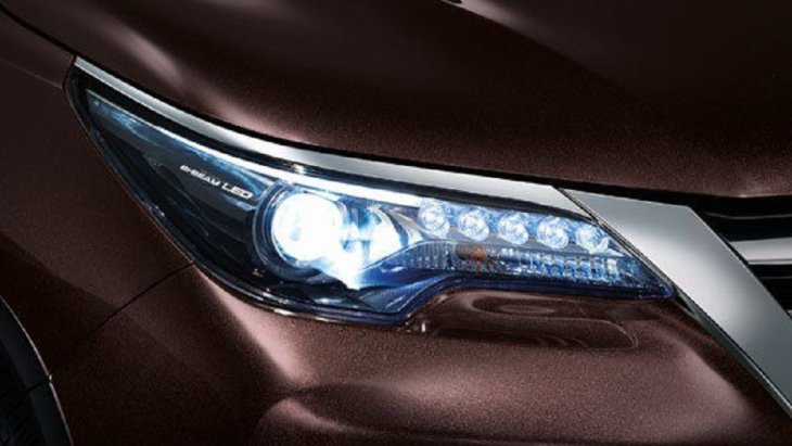 ไฟหน้า Bi-Beam LED  สร้างความโดดเด่นให้กับ New Toyota Fortuner 2.4 G ด้วยไฟ LED โปรเจคเตอร์ ที่เพิ่มแสงส่องสว่างให้เจิดจรัสเหนือใคร