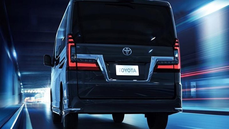 ด้านหลัง Toyota Granvia 2020 ติดตั้งสปอยเลอร์หลังทรงสปอร์ตและไฟเบรกดวงที่ 3 แบบ LED ส่วนช่วงล่างเป็นแบบ Four Link และยังติดตั้งล้ออัลลอยแบบสปอร์ตอีกด้วย