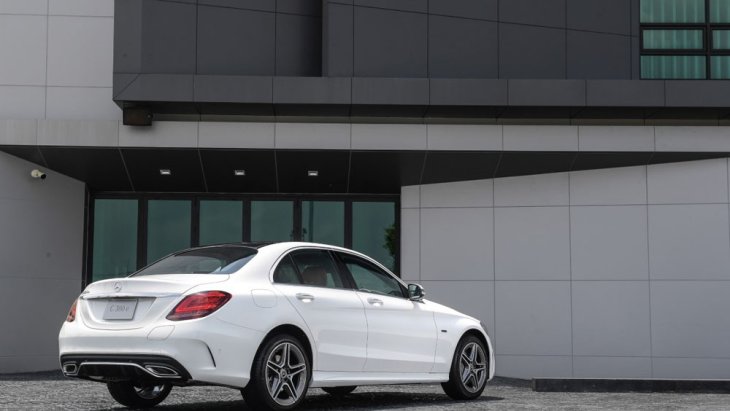 Mercedes-Benz C 300 e AMG Dynamic เพิ่มความประทับใจในทุกทริปการเดินทางผ่านหลังคาพาโนรามิคซันรูฟเปิด-ปิด ได้ด้วยระบบไฟฟ้า ระบบไฟหน้าแบบ Multibeam LED พร้อมระบบปรับไฟสูงแบบ Ultra Range Highbeam