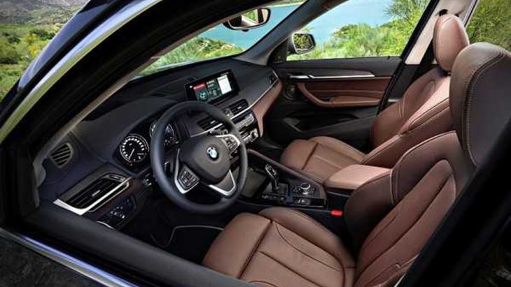 BMW X1 2019 ได้รับการติดตั้งเบาะนั่งหุ้มด้วยหนังแท้ปรับระดับได้ด้วยไฟฟ้า เสริมด้วยหน้าจออินโฟเทนเมนต์ระบบสัมผัสขนาด 8.8 นิ้ว พร้อมระบบ BMW iDrive Controller