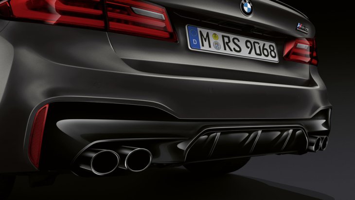 BMW M5 35 Year Edition ได้รับการติดตั้งไฟท้ายแบบ LED พร้อมดิฟฟิวเซอร์ และ ท่อไอเสียแบบคู่ตกแต่งปลายท่อแบบพิเศษด้วยสีเมทัลลิก