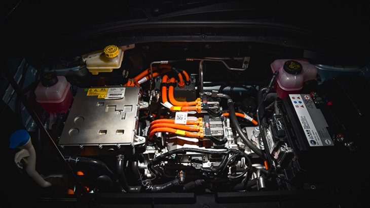 MG ZS EV ขับเคลื่อนด้วยมอเตอร์ไฟฟ้า Permanent Magnet Sychronous Motor กำลังสูงสุด 150 แรงม้า (PS) แรงบิดสูงสุด 350 นิวตันเมตร ส่งกำลังผ่านเกียร์แบบ Single Speed ติดตั้งแบตเตอรี่ Lithium-ion จำนวน 3 แผง บริเวณพื้นตัวถังรถ ความจุ 44.5 kWh