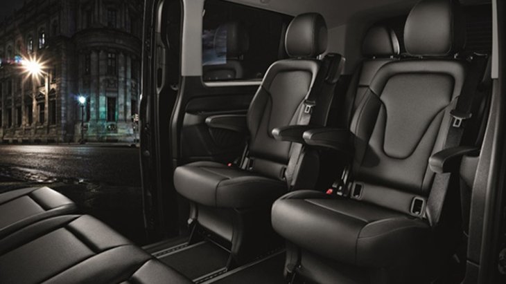 Mercedes-Benz Vito 2019 เพิ่มความสะดวกสบายด้วยเบาะนั่งหุ้มด้วยหนังจำนวน 11 ที่นั่ง โดยเบาะนั่งตอนหน้าเป็นแบบ 3 ที่นั่งพร้อมเข็มขัดนิรภัยแบบ 3 จุดทุกตำแหน่ง โดยมีพื้นที่ใช้สอยภายในขนาดกว้างขวาง