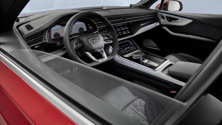 Audi Q7 2020 ได้รับการติดตั้งพวงมาลัยมัลติฟังก์ชั่นแบบ 3 ก้านทรงท้ายตัดตกแต่งด้วยวัสดุสีเงินโครเมียมพร้อมปุ่มควบคุมเครื่องเสียง และ ปรับตั้งค่าหน้าจอแดชบอร์ดที่พวงมาลัย