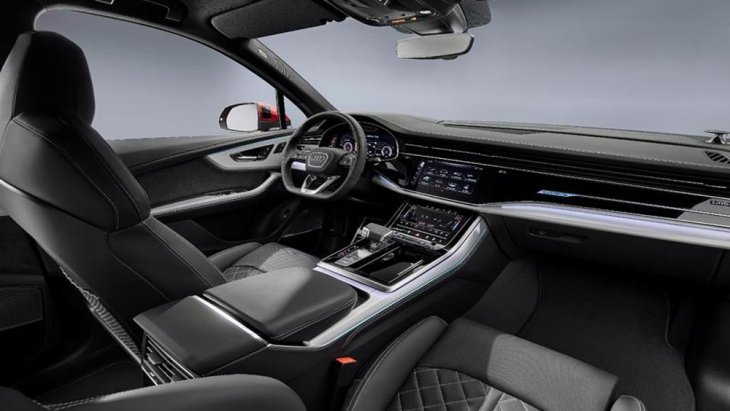 Audi Q7 2020 ได้รับการติดตั้งระบบอินโฟเทนเมนต์บนหน้าจอระบบสัมผัสขนาดใหญ่ คอนโซลเกียร์ก็ได้รับการปรับให้ดูโดดเด่นมากยิ่งขึ้นด้วยการติดตั้งวัสดุสีเงินและหัวเกียร์ตกแต่งด้วยวัสดุแบบพิเศษ