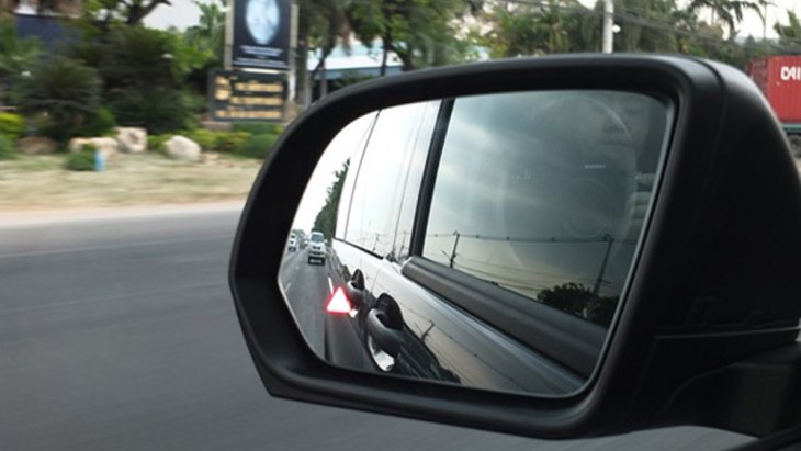 Mercedes-Benz Vito 2019 มอบความปลอดภัยให้แก่ผู้โดยสารผ่านระบบช่วยเตือนเมื่อผู้ขับขี่มีอาการเหนื่อยล้าแบบ Attention Assist และระบบตรวจสอบจุดอับสายตาแบบ Blind Spot Assist 
