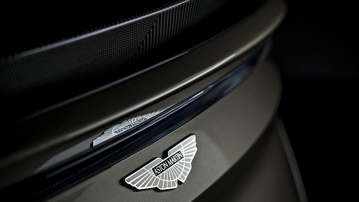 ตราสัญลักษณ์ Aston Martin สไตล์อนุรักษ์ ลงด้วยสีอีนาเมลด้านท้าย