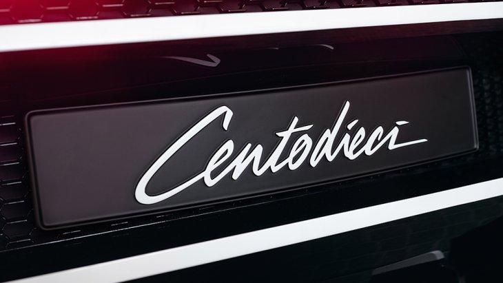 มีการประดับคำ Centodieci ด้านท้าย ขุมพลังของ Bugatti Centodieci ไม่ใช่เครื่องยนต์ วี 12 สูบ อัดอากาศด้วยเทอร์โบ 4 ตัว อย่าง Bugatti EB110 SS แต่เปลี่ยนเป็นแบบ W16 สูบ ขนาดความจุ 8.0 ลิตร เทอร์โบ 4 ตัว